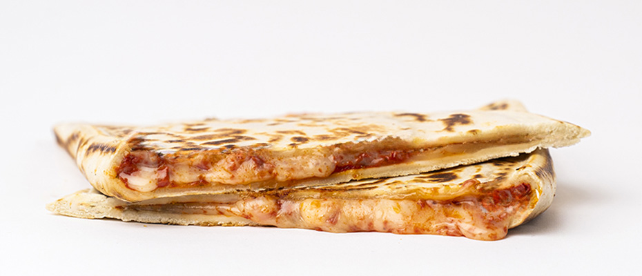 Cassone mozzarella e pomodoro l’alternativa alla classica pizza per la pausa pranzo